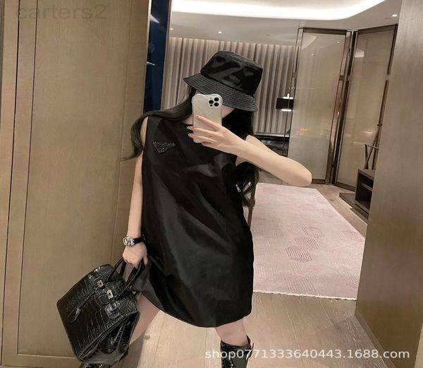 casual dresses designer pa22ss spring and summer new product side zipper design pearl triangle nylon skirt sweet sleeveless dress 3099009, Black;gray
casual dresses designer pa22ss spring and summer new product side zipper design pearl triangle nylon skirt sweet sleeveless dress 3099009, Black;gray