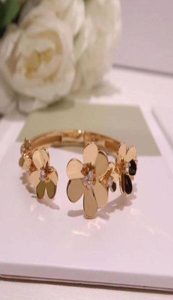 ladies trefoil diamond open multifloral bracelet party wedding couple gift fashion luxury designer bracelet with box37424653771355, Golden;silver
ladies trefoil diamond open multifloral bracelet party wedding couple gift fashion luxury designer bracelet with box37424653771355, Golden;silver