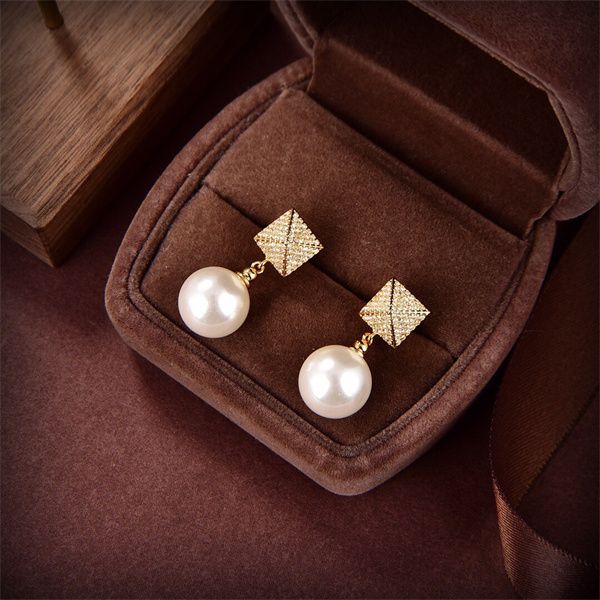 designer earring letter v logo stud earing luxury women fashion hoop jewelry metal valentinolies earring 1134, Golden;silver
designer earring letter v logo stud earing luxury women fashion hoop jewelry metal valentinolies earring 1134, Golden;silver