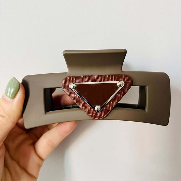 designer triangle hair clip barrettes women girls brand double letter print hair claw fashion hair jewelry headwear hairpin hairclip, Golden;silver
designer triangle hair clip barrettes women girls brand double letter print hair claw fashion hair jewelry headwear hairpin hairclip, Golden;silver