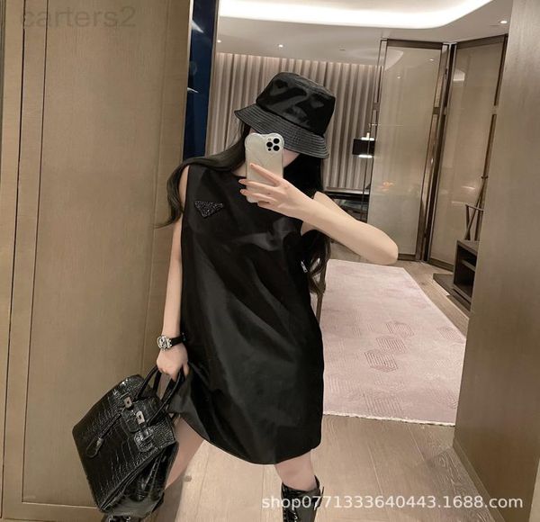 casual dresses designer pa22ss spring and summer new product side zipper design pearl triangle nylon skirt sweet sleeveless dress 3419811, Black;gray
casual dresses designer pa22ss spring and summer new product side zipper design pearl triangle nylon skirt sweet sleeveless dress 3419811, Black;gray
