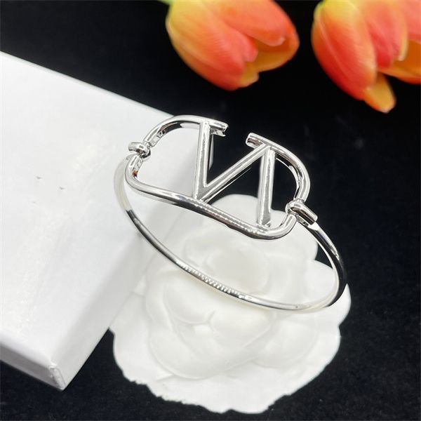 designer letter v logo bangle bracelets jewelry luxury women fashion jewelry metal valentinolies woman charm bracelet man gift 133, Black
designer letter v logo bangle bracelets jewelry luxury women fashion jewelry metal valentinolies woman charm bracelet man gift 133, Black