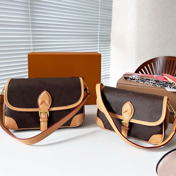 designer bags shoulder bag tote diane baguette envelope bag real leather luxury old flower handbag large-capacity canvas strap embossed lett
designer bags shoulder bag tote diane baguette envelope bag real leather luxury old flower handbag large-capacity canvas strap embossed lett