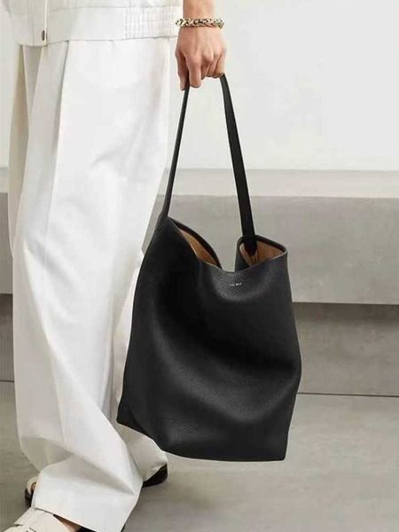 the row bag women's small design bucket bag leather autumn and winter large capacity commuter one shoulder premium touch handheld
the row bag women's small design bucket bag leather autumn and winter large capacity commuter one shoulder premium touch handheld
