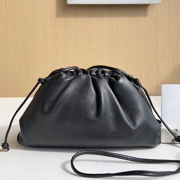 9a designer bags ladies cloud clutch luxury quality evening totes 22cm high imitation handbags with boxs
9a designer bags ladies cloud clutch luxury quality evening totes 22cm high imitation handbags with boxs
