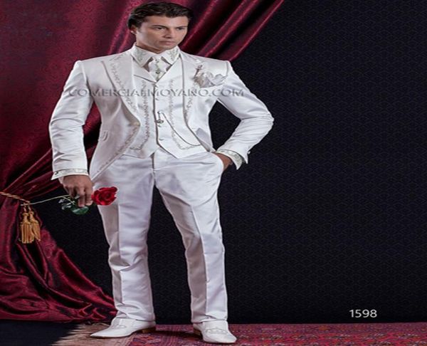 groomsmen peak lapel groom tuxedos white men suits embroidery wedding prom dinner man blazer jacketpantsvest 997546861, Black;gray
groomsmen peak lapel groom tuxedos white men suits embroidery wedding prom dinner man blazer jacketpantsvest 997546861, Black;gray
