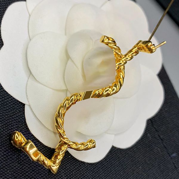 designer simple metal alphabet brooch for women 18k gold plated vintage classic copper pin party accessories with gift box, Gray 
designer simple metal alphabet brooch for women 18k gold plated vintage classic copper pin party accessories with gift box, Gray