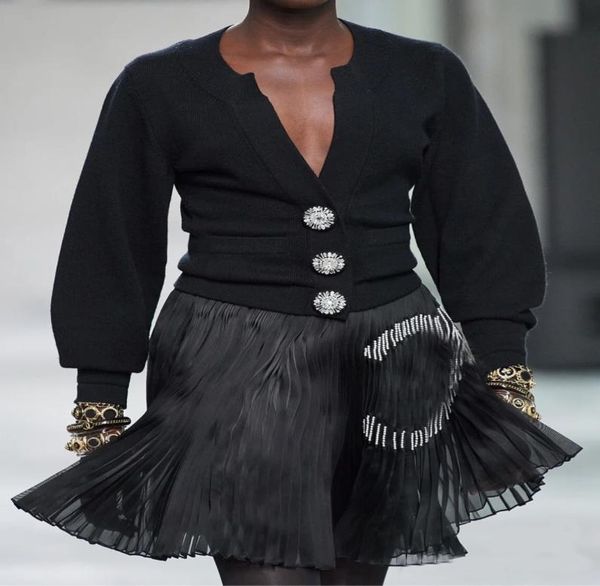 designer 2022 skirt women autumn high waist pearl embroidery lady pleated skirt1906883, Black
designer 2022 skirt women autumn high waist pearl embroidery lady pleated skirt1906883, Black