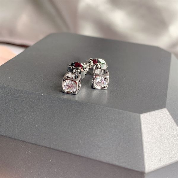 stud dv s925 one diamond silver earrings french luxury famous brand ladies charm party gift wholesale 230804, Golden;silver
stud dv s925 one diamond silver earrings french luxury famous brand ladies charm party gift wholesale 230804, Golden;silver