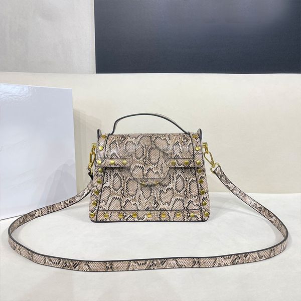 leather strap shoulder bag crossbody handbag hardware letter nail buckle decoration hidden flip buckle internal zipper pocket high-quality s
leather strap shoulder bag crossbody handbag hardware letter nail buckle decoration hidden flip buckle internal zipper pocket high-quality s