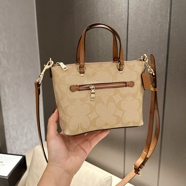 designer bag luxury fashion classic style women's handbag mini zipper tote bag shopping bag small bag smiling face handbag
designer bag luxury fashion classic style women's handbag mini zipper tote bag shopping bag small bag smiling face handbag