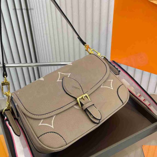 fashion shoulder bag totes 2023 genuine leather crossbody women old flower designer diane baguette handbag lady large-capacity strap embosse
fashion shoulder bag totes 2023 genuine leather crossbody women old flower designer diane baguette handbag lady large-capacity strap embosse