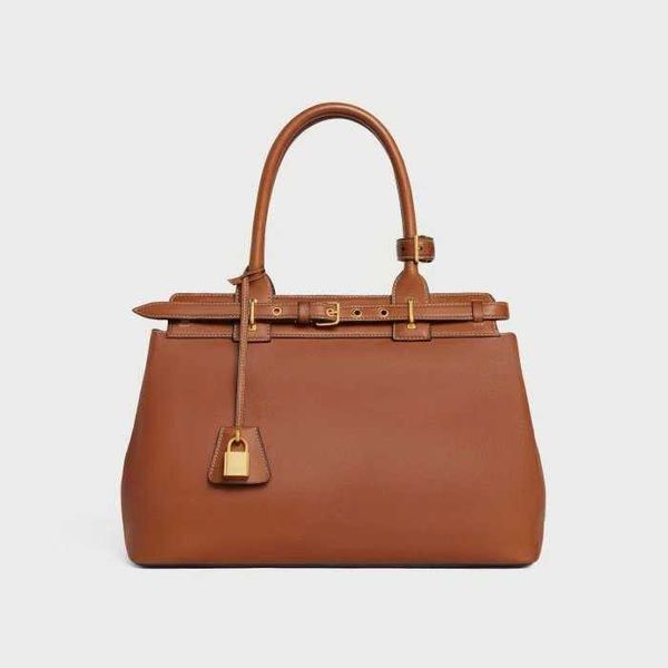 leather triumphal arch women's designer bag with black luxurys handbags large capacity briefcase portable large bag 230815
leather triumphal arch women's designer bag with black luxurys handbags large capacity briefcase portable large bag 230815