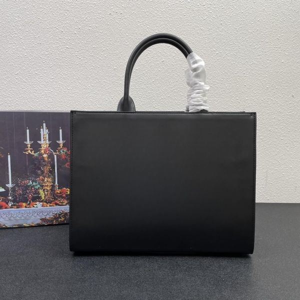luxury bag designer tote bag men's bag women's bag leather silk screen strap handle briefcase large capacity shopping bag business
luxury bag designer tote bag men's bag women's bag leather silk screen strap handle briefcase large capacity shopping bag business