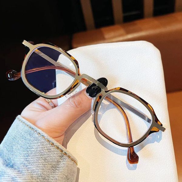 new irregular anti blue light glasses gold gel blended flat lens retro myopia eye frame, Black
new irregular anti blue light glasses gold gel blended flat lens retro myopia eye frame, Black