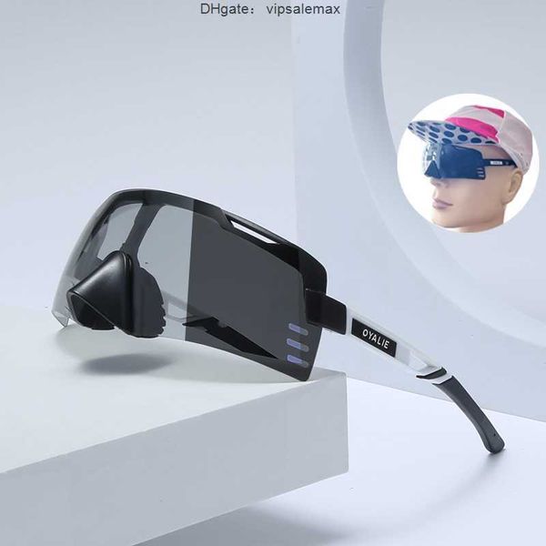 2022 new pchromic cycling glasses men women polarized sports eyewear uv400 bike sunglasses with nose protector, White;black
2022 new pchromic cycling glasses men women polarized sports eyewear uv400 bike sunglasses with nose protector, White;black