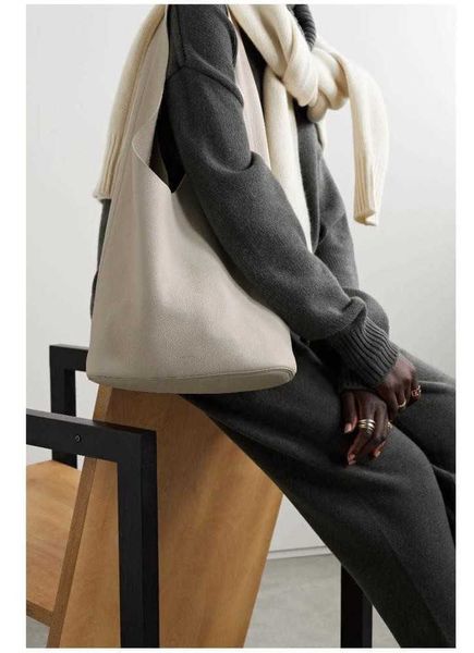 the row bag contracted 2023 cowhide large capacity litchi grain single shoulder bucket bag fashion goes with everything
the row bag contracted 2023 cowhide large capacity litchi grain single shoulder bucket bag fashion goes with everything