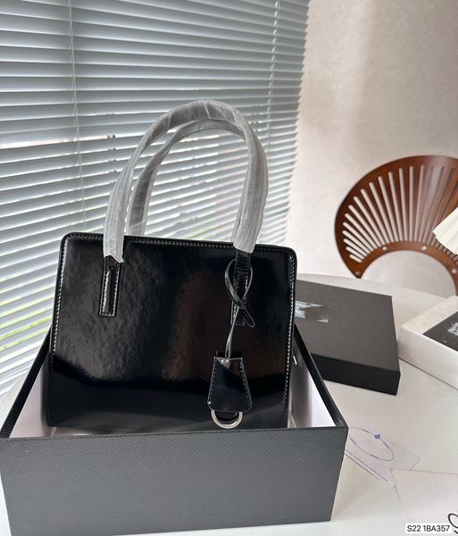 designer luxurys handbags tote bag designer shoulder bag cross body bag shiny calf leather material classic womens handbag shopping bags zip
designer luxurys handbags tote bag designer shoulder bag cross body bag shiny calf leather material classic womens handbag shopping bags zip