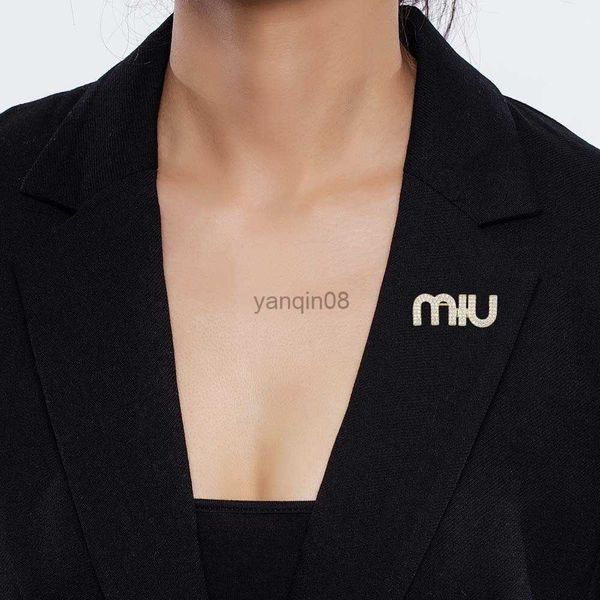 pins brooches fashion ladies brooch cute letters sweater jacket zircon plus copper material accessories luxury party wedding brooch hkd23080, Gray
pins brooches fashion ladies brooch cute letters sweater jacket zircon plus copper material accessories luxury party wedding brooch hkd23080, Gray