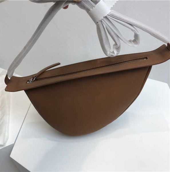 the row bag designer original fashion banana one shoulder crossbody saddle women's motorcycle women's bag
the row bag designer original fashion banana one shoulder crossbody saddle women's motorcycle women's bag