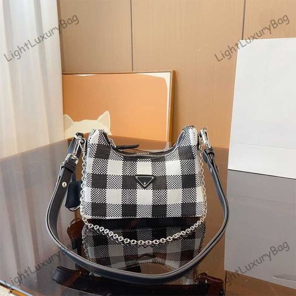 classic simple mini baguette bag for each underarm bag designer bags crossbody for women shoulder bag purses 230807
classic simple mini baguette bag for each underarm bag designer bags crossbody for women shoulder bag purses 230807