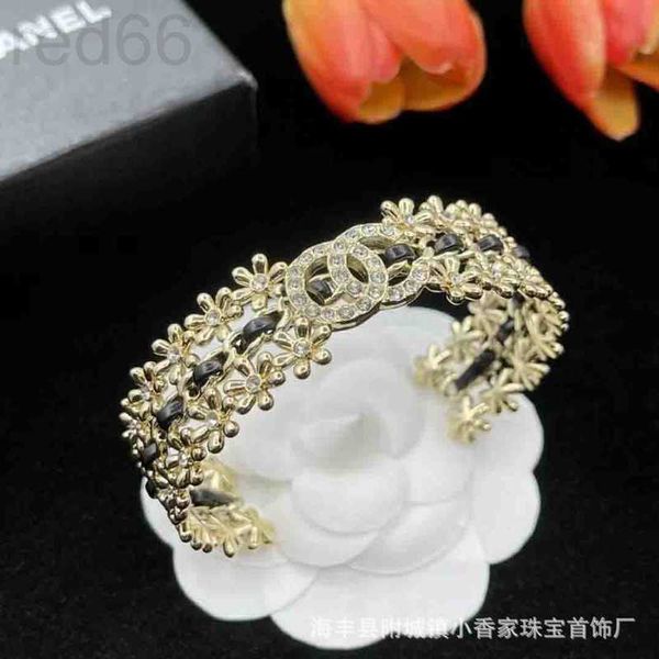 charm bracelets designer new double heavy industry diamond embedding smooth face flower wearing leather opening bracelet bracelet, female se, Golden;silver
charm bracelets designer new double heavy industry diamond embedding smooth face flower wearing leather opening bracelet bracelet, female se, Golden;silver