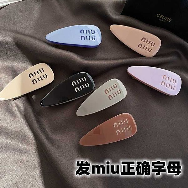 new acetic acid miumiu hair clip same miu grab clip candy color spring clip bang clip girls' ins hair clip, Golden;silver
new acetic acid miumiu hair clip same miu grab clip candy color spring clip bang clip girls' ins hair clip, Golden;silver