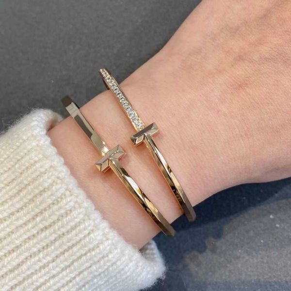 tiffane/tiffane t1 bracelet ins men's and women's diamonds sterling silver geometric couple gifts to girlfriend, Black
tiffane/tiffane t1 bracelet ins men's and women's diamonds sterling silver geometric couple gifts to girlfriend, Black