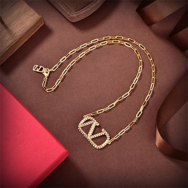 designer pendant necklaces letter v logo jewelry necklace luxury women fashion jewelry pearl metal valentinolies gold necklace gift 4223, Silver
designer pendant necklaces letter v logo jewelry necklace luxury women fashion jewelry pearl metal valentinolies gold necklace gift 4223, Silver