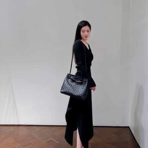 botegas spring designer purse 2023 andiamo new bag genuine leather woven fashion cowhide handbag underarm single shoulder crossbody for wome
botegas spring designer purse 2023 andiamo new bag genuine leather woven fashion cowhide handbag underarm single shoulder crossbody for wome