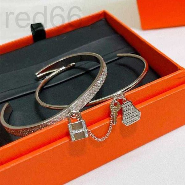 charm bracelets designer h family full luxury 925 sterling silver plated 18k gold key lock double bracelet female 1qbt, Golden;silver
charm bracelets designer h family full luxury 925 sterling silver plated 18k gold key lock double bracelet female 1qbt, Golden;silver