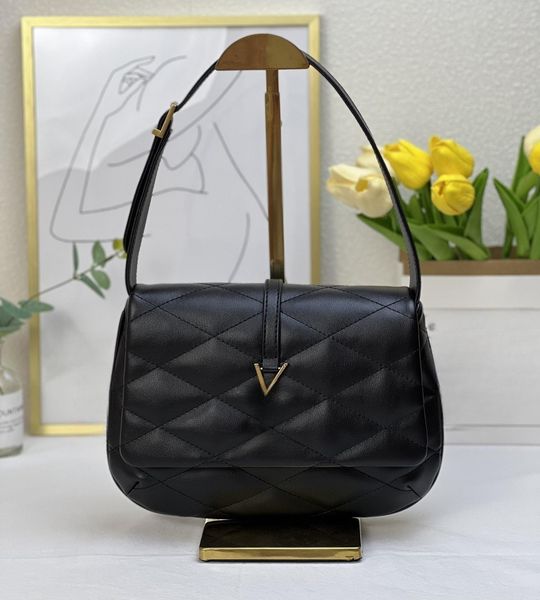 designer shoulder bag italian sheepskin women's bag women's underarm bag classic square check bag handbag network red recommended
designer shoulder bag italian sheepskin women's bag women's underarm bag classic square check bag handbag network red recommended