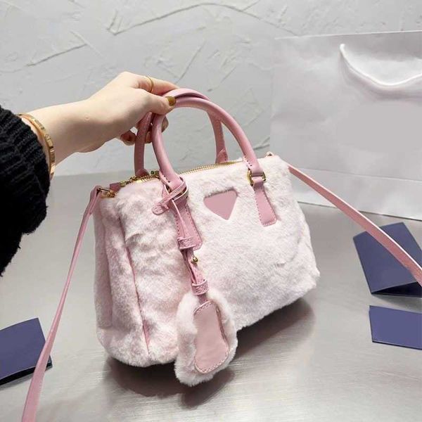 pbag fashion luxury handbag triangle plush tote bag totes womens designer bag cross body shoulder bags large capacity shopping bags 230101
pbag fashion luxury handbag triangle plush tote bag totes womens designer bag cross body shoulder bags large capacity shopping bags 230101