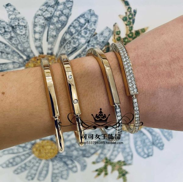 tiffay's new lock 18k rose gold diamond bracelet with light luxury design v as a valentine's day gift for women, Black
tiffay's new lock 18k rose gold diamond bracelet with light luxury design v as a valentine's day gift for women, Black