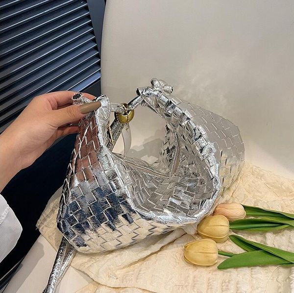 factory wholesale ladies shoulder bag 7 colors niche design woven bucket bag daily joker solid color leather handbag with bright personality
factory wholesale ladies shoulder bag 7 colors niche design woven bucket bag daily joker solid color leather handbag with bright personality