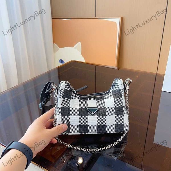 classic simple mini baguette bag for each underarm bag designer bags crossbody for women shoulder bag purses 230807
classic simple mini baguette bag for each underarm bag designer bags crossbody for women shoulder bag purses 230807