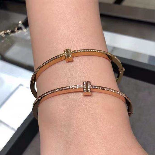 tiffay funi star's same rose gold light luxury temperament double t-shaped female bracelet with precision set couple bracelet, Black
tiffay funi star's same rose gold light luxury temperament double t-shaped female bracelet with precision set couple bracelet, Black