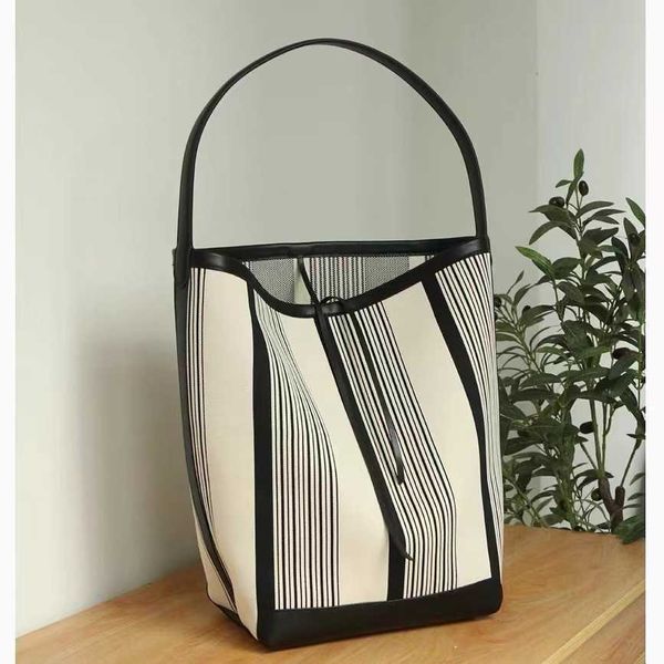 design tote women's large capacity water bucket commuter bag fly weaving underarm water bucket bag crossbody 230815
design tote women's large capacity water bucket commuter bag fly weaving underarm water bucket bag crossbody 230815
