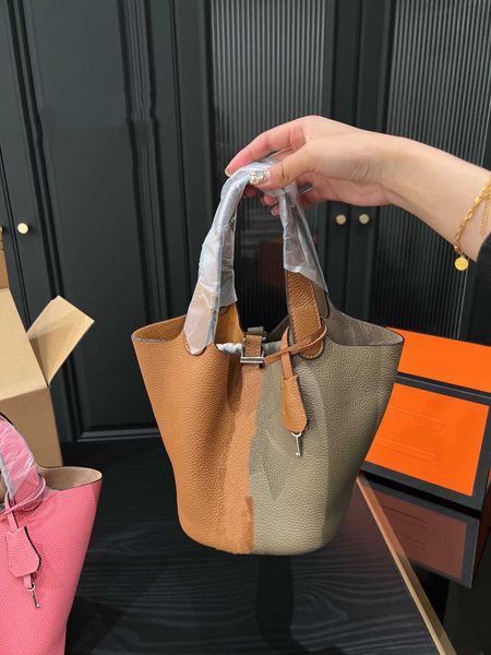 a designer tote bag her mas handbag vegetable basket h tote dual color womens large capacity handbag designer luxury lock chain key style qu
a designer tote bag her mas handbag vegetable basket h tote dual color womens large capacity handbag designer luxury lock chain key style qu