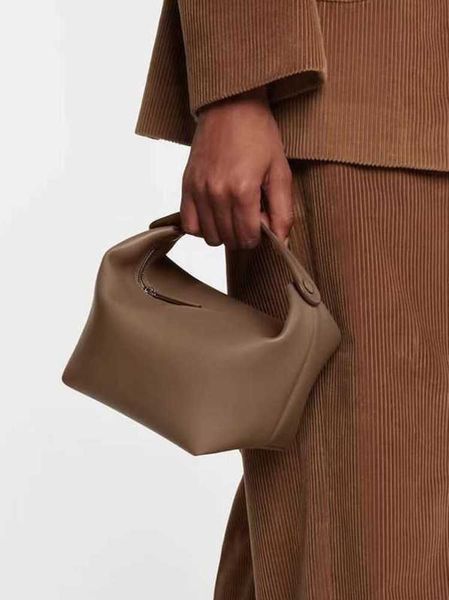 the row head layer cowhide spring/summer popular design premium texture lunch box bucket bag foreign style handbag
the row head layer cowhide spring/summer popular design premium texture lunch box bucket bag foreign style handbag