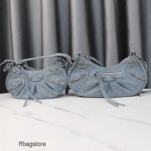 luxurious cool motorcycle bag 23 girl evening high-end bags denim le light cagole designer neocagole feeling diamond crescent female underar
luxurious cool motorcycle bag 23 girl evening high-end bags denim le light cagole designer neocagole feeling diamond crescent female underar