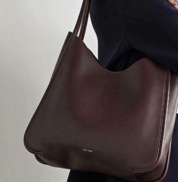 rose park choi ying same style the * row underarm bag symmetric tote genuine leather one shoulder commuter fashion goes with everything
rose park choi ying same style the * row underarm bag symmetric tote genuine leather one shoulder commuter fashion goes with everything