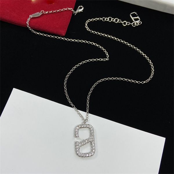 women pendant necklaces letter v logo luxury designer jewelry pearl metal valentinolies gold silvery necklace 422, Silver
women pendant necklaces letter v logo luxury designer jewelry pearl metal valentinolies gold silvery necklace 422, Silver