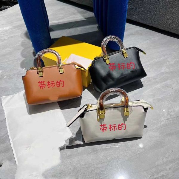 2023 spring and summer boston women's bag fashion mini bento lunch box handbag printed lining single shoulder messenger bag
2023 spring and summer boston women's bag fashion mini bento lunch box handbag printed lining single shoulder messenger bag