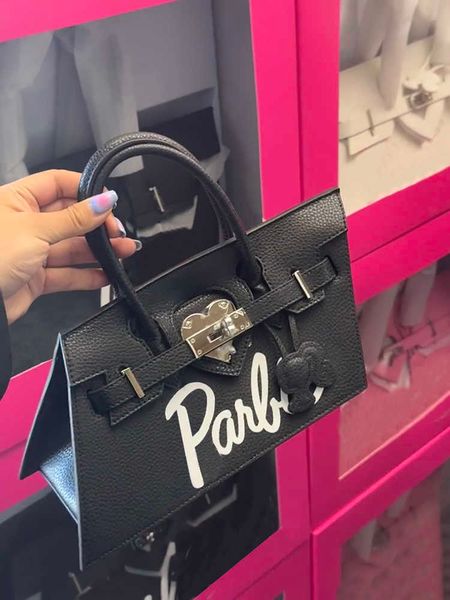 h ermes brikiss evening bags for women small niche design ins internet celebrity with horizontal graffiti letters with real logo
h ermes brikiss evening bags for women small niche design ins internet celebrity with horizontal graffiti letters with real logo