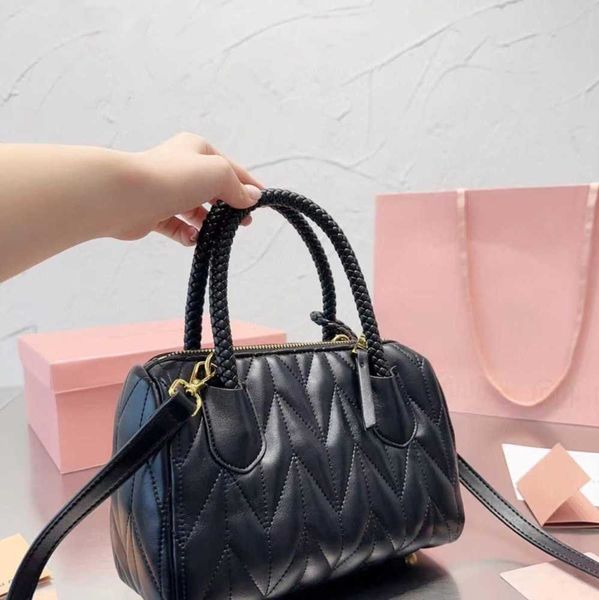 fashion designer bag satin mini handbag undrarm wander miu clutch holding handbar shoulder bag luxury retro wallet leather banquet travel ha
fashion designer bag satin mini handbag undrarm wander miu clutch holding handbar shoulder bag luxury retro wallet leather banquet travel ha