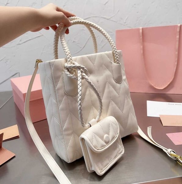 new stylish pleated wander matelasse miu underarm tote bag womens luxurys designer purses handbag clutch crossbody with shoulder french mino
new stylish pleated wander matelasse miu underarm tote bag womens luxurys designer purses handbag clutch crossbody with shoulder french mino