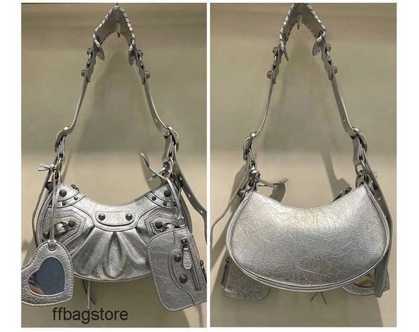 three evening cool designer le bag girl neocagole oem fold crescent cagole in one bags rivet locomotive oil wax underarm female 26cm iw24
three evening cool designer le bag girl neocagole oem fold crescent cagole in one bags rivet locomotive oil wax underarm female 26cm iw24