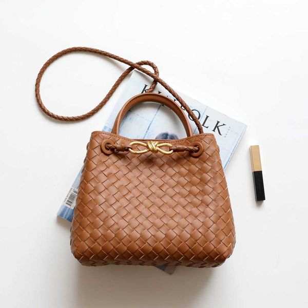 small designer andiamo design bag botegas leather purse three-dimensional woven with metal knot support special large capacity portable shou
small designer andiamo design bag botegas leather purse three-dimensional woven with metal knot support special large capacity portable shou