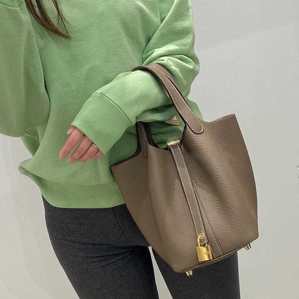 aherbag wholesale designer h ormes totes handbags new togo leather vegetable basket bag portable bucket simple large capacity high grade lig
aherbag wholesale designer h ormes totes handbags new togo leather vegetable basket bag portable bucket simple large capacity high grade lig